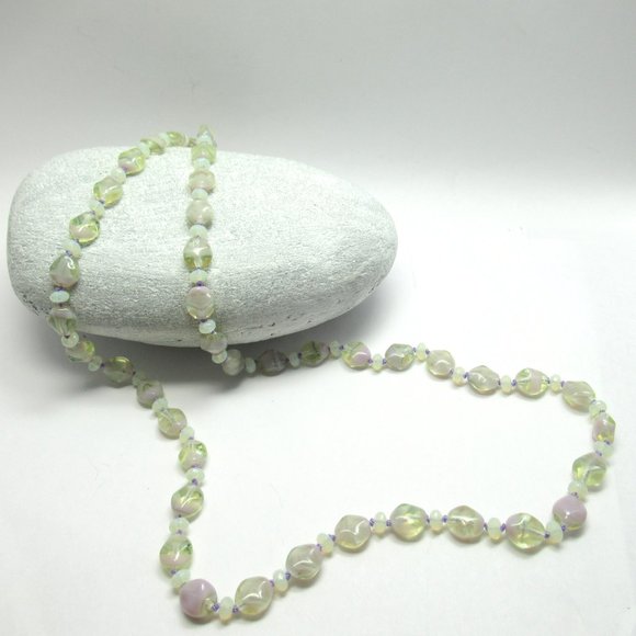 Uranium glass bead necklace - Picture 8 of 12
